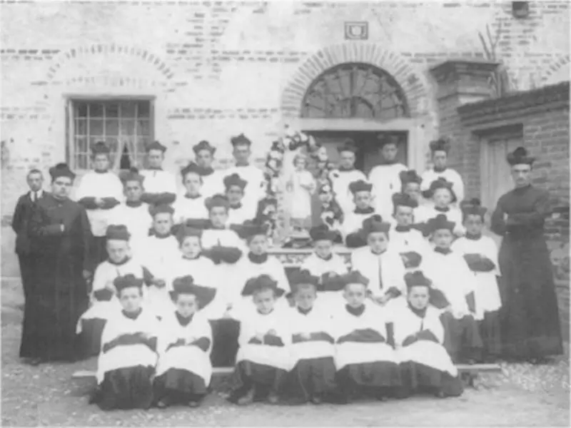 Vetro. 1912-1915 Un gruppo di chierichetti attorno alla statua di Gesù Bambino (Don Botta a sinistra e Don Locanetto a destra)