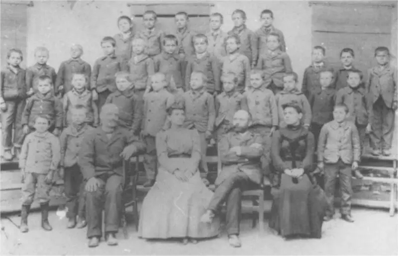 Foto. 1901 - Maestri Cedrino, Bertoglio Giulio, Bertoglio Margherita, Bertoglio Giovanna con un gruppo di scolari.